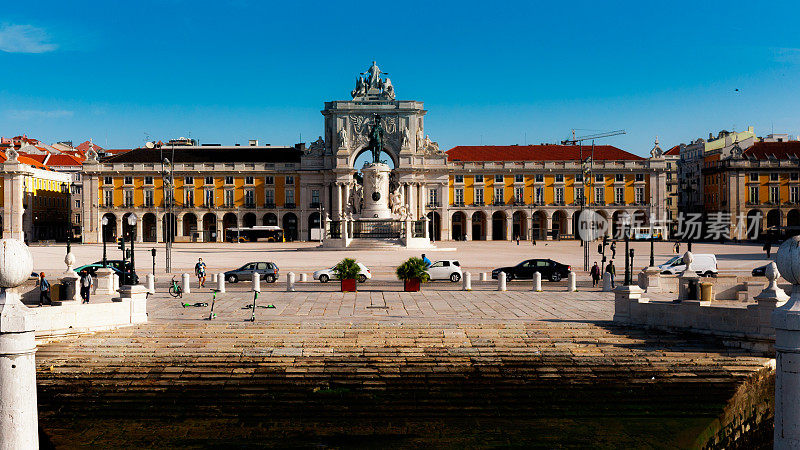 Praca做本地。里斯本最具象征意义的广场之一。当地人更熟知的名字是Terreiro do Paço。外墙用黄色调